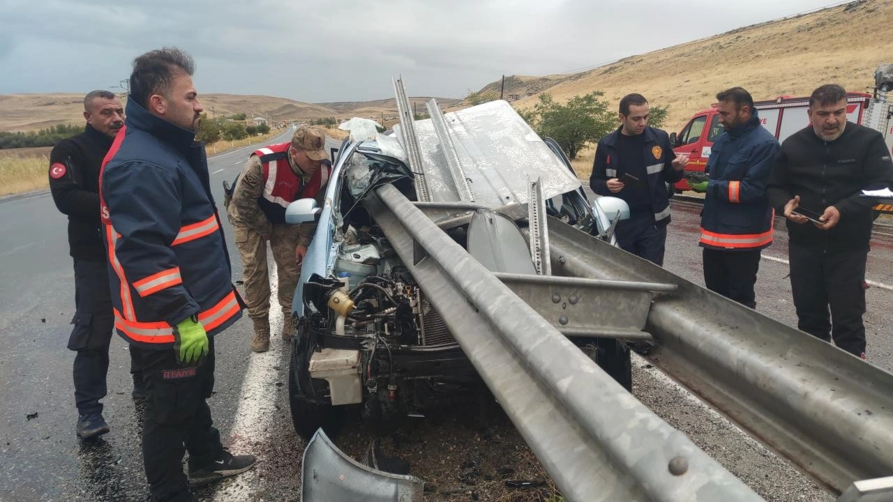 Van'da feci kaza! Bariyerlere saplanan otomobilden sağ çıktı