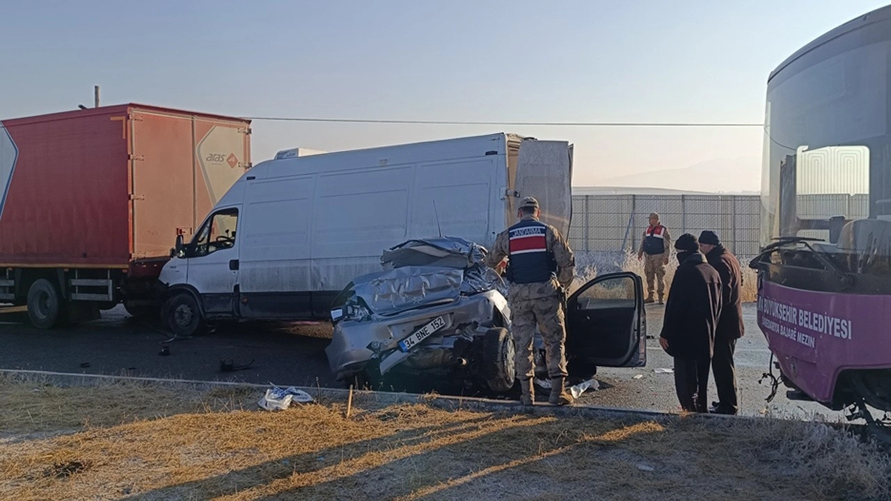 Van'da iki ayrı zincirleme trafik kazası! Ölenler ve çok sayıda yaralı var