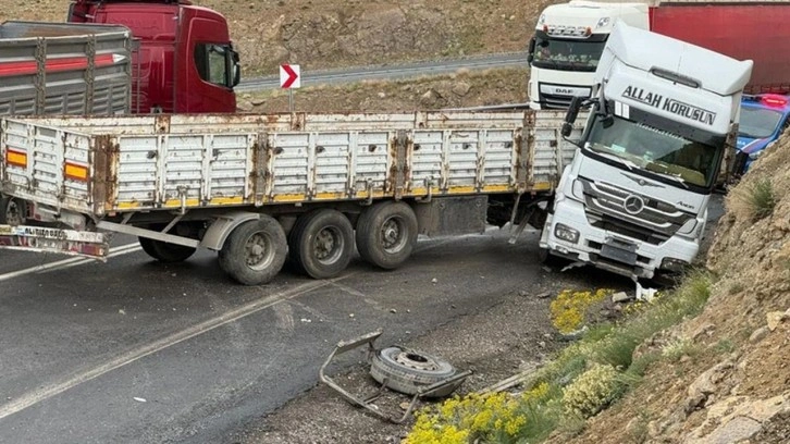 Van'da seyir halindeki iki tır kafa kafaya çarpıştı: 2 kişi yaralandı