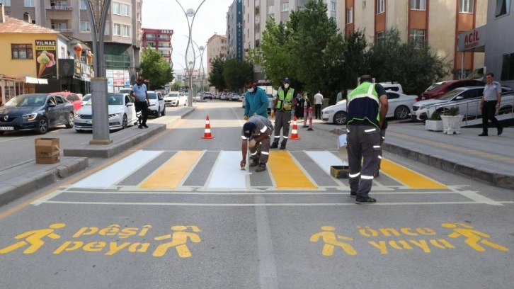 Van'da trafik düzenlemesi: Türkçe ve Kürtçe yazdılar