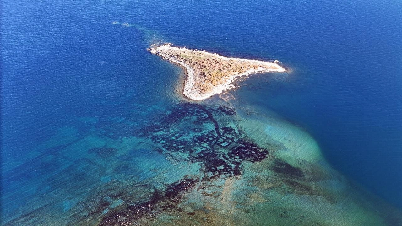 Van Gölü çekildi, eski yerleşim alanları ortaya çıktı!