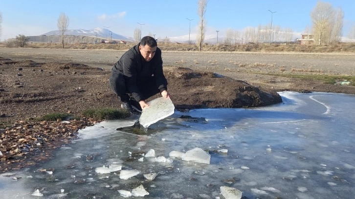 Van Gölü kıyıları dondu, vatandaşlar fotoğraf çektiler