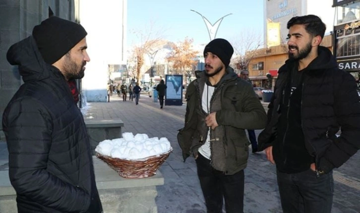 Van Gölü'ndeki kuraklığa 'kar topu' ile dikkat çekti