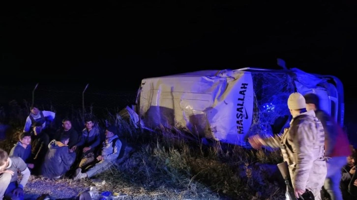 Van'da düzensiz göçmenleri taşıyan minibüs devrildi: 20 yaralı