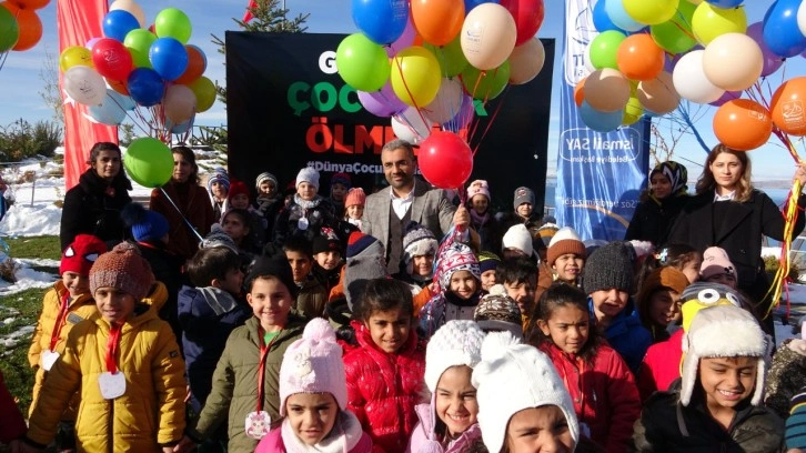 Van'da Gazzeli çocuklar için gökyüzüne balon bırakıldı