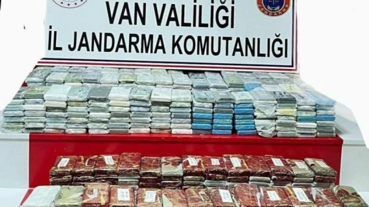 Van'da gümrük kaçağı 1096 cep telefonu ele geçirildi