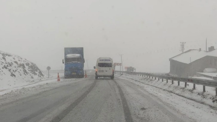 Van'da kar yağışı etkili. Yolda kalanlar kurtarılıyor