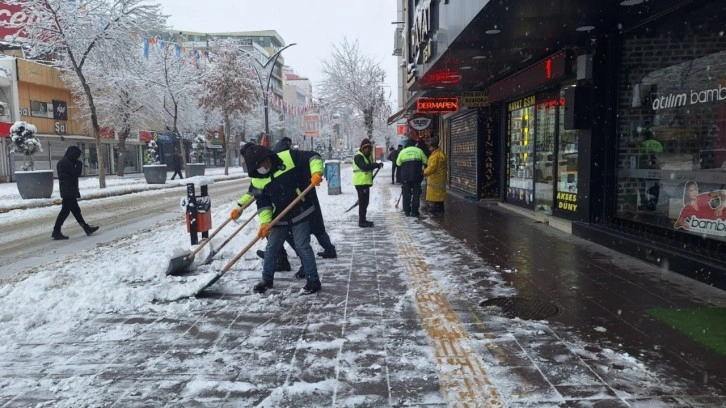 Van'da karla mücadele çalışmaları sürüyor