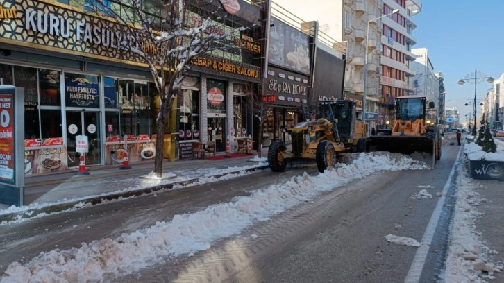 Van’da karla mücadele çalışması devam ediyor