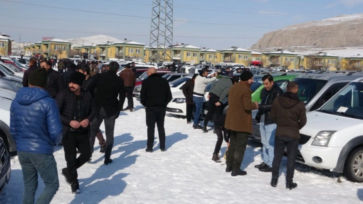 Van'da soğuk havaya rağmen açık oto pazarı araçlarla doldu