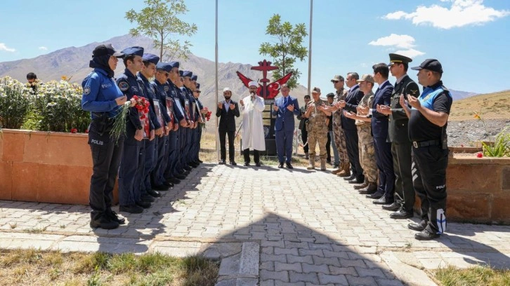 Van'da uçak kazasında şehit olan 7 emniyet mensubu anıldı