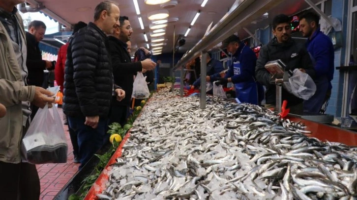 Vatandaş hamsi tezgahlarına akın etti