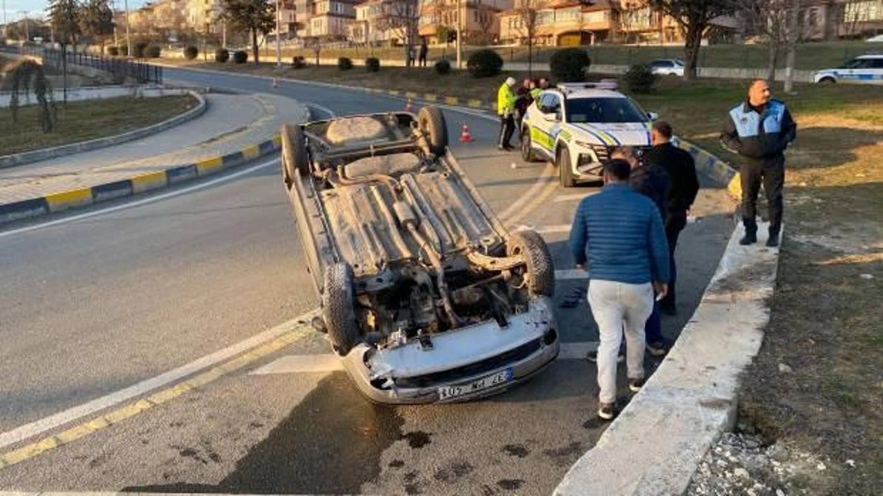 Virajı alamayan otomobil takla attı: Anne ve çocuğu yaralandı