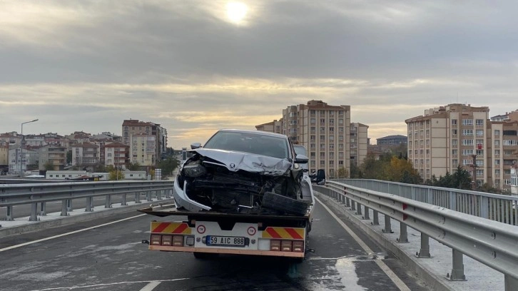 Viyadükte kontrolden çıkan otomobil refüje çarptı