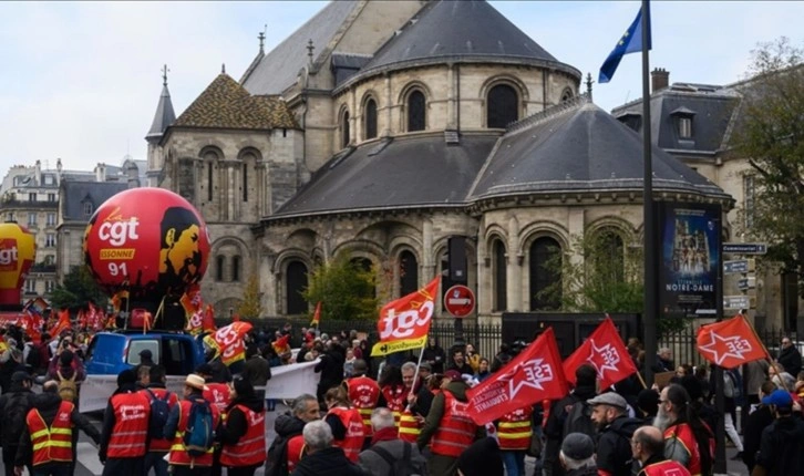 Workers stage massive general strike in France