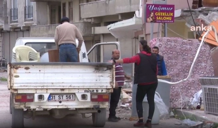 Yağmacılar nedeniyle hasarlı binadan eşyalarını taşıdılar: 'Böyle insan olmaz olsun'