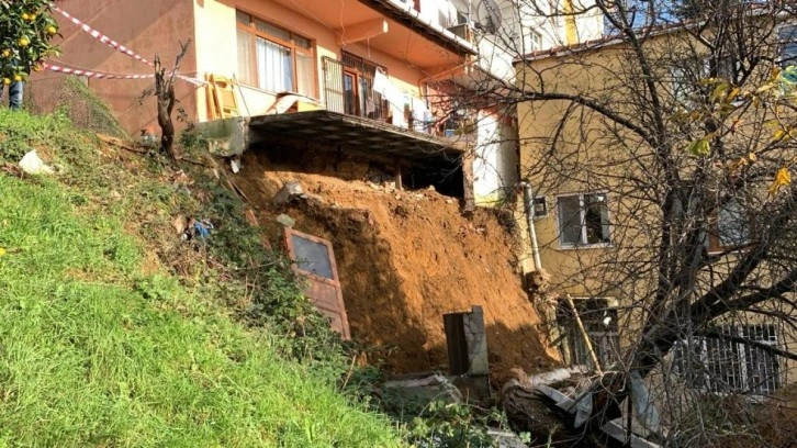 Yağmur toprağı kaydırdı, istinat duvarı çöktü