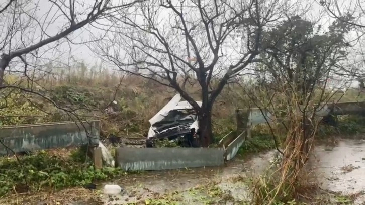 Yağmurda kayıp kontrolden çıkan otomobil tarlaya uçtu, 1 ölü var