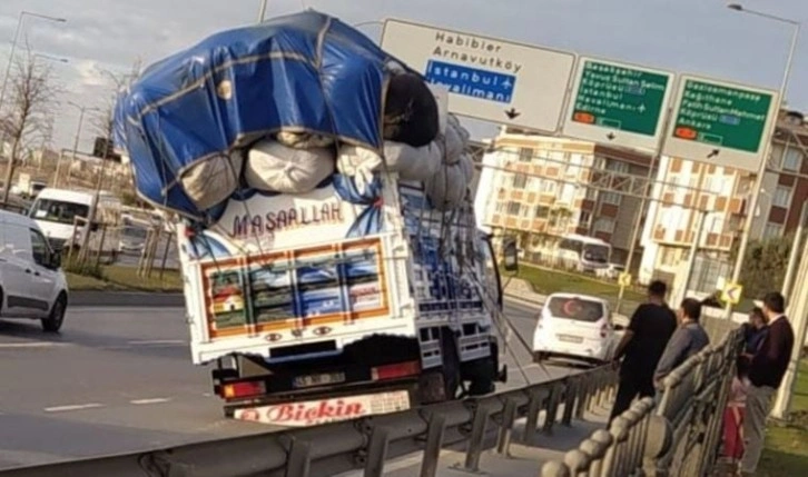 Yan yatan kamyoneti devrilmesin diye bariyere bağladı