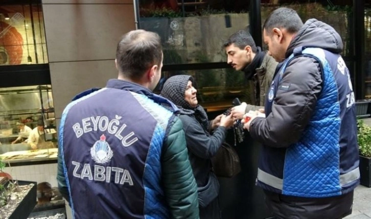 Yasak sonrası İstiklal'de denetim: Seyyar satıcılara ceza kesildi