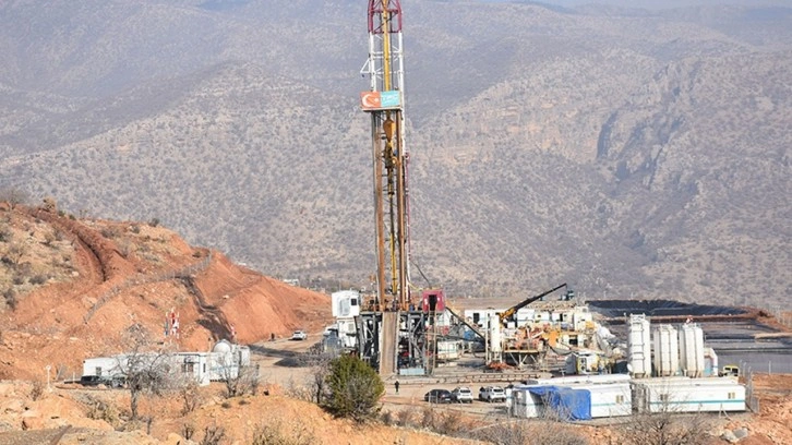 Yavuz Donat petrol keşfine inanmayanlar için 4 şişe petrol getirdi