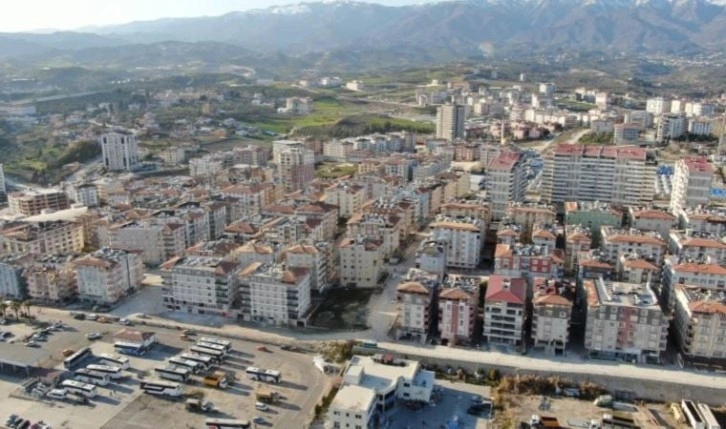 Yerle bir olan Hatay’ın bu caddesinde hiçbir ev yıkılmadı