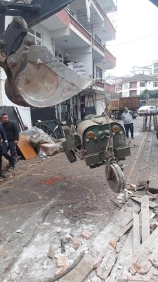 Yıkılan binadan, 72 yıl önce dönemin milletvekili tarafından yapılan traktör çıktı