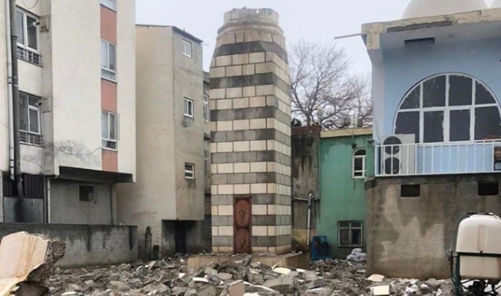 Yıkılan 'cami minaresinin' parçaları üzerine düşen öğretmen hayatını kaybetti