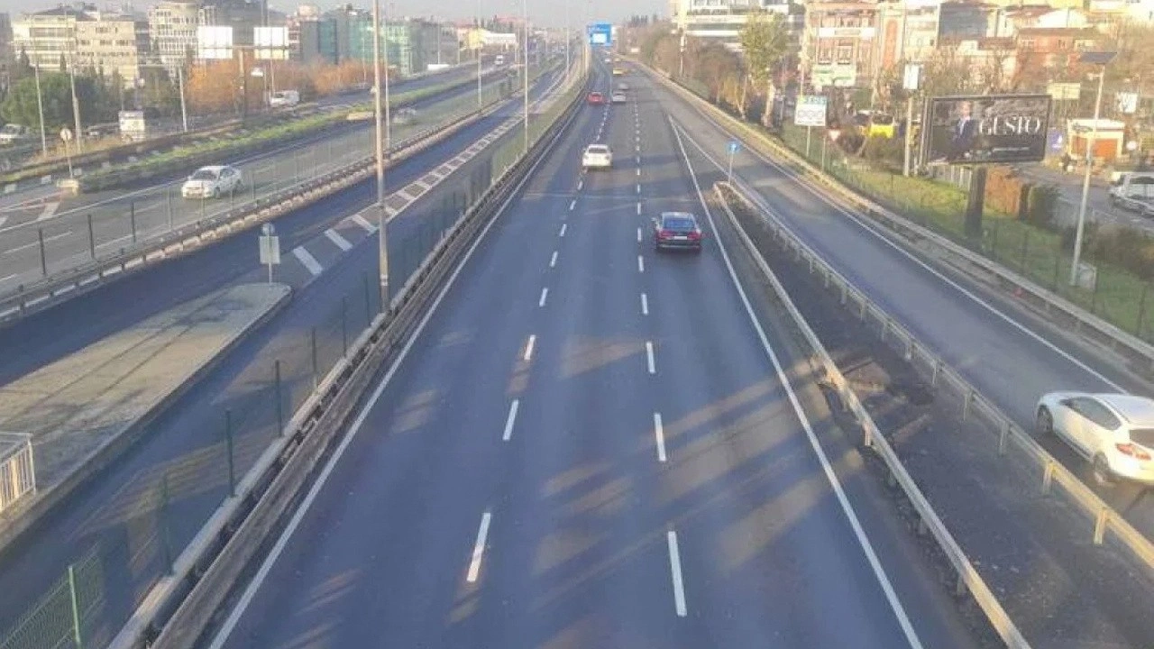 Yılın ilk günü İstanbul'da yollar boş kaldı