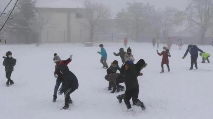 Yoğun kar yağışı nedeniyle 6 ilde okullar tatil edildi