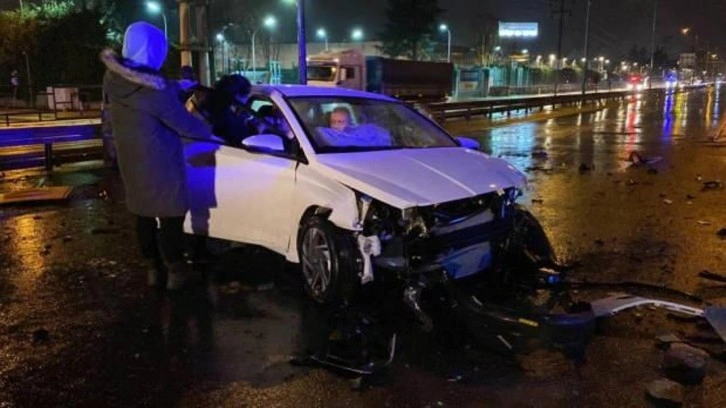 Yol çalışması olan bölgede otomobiliyle beton bariyerlere çarptı: 2 yaralı