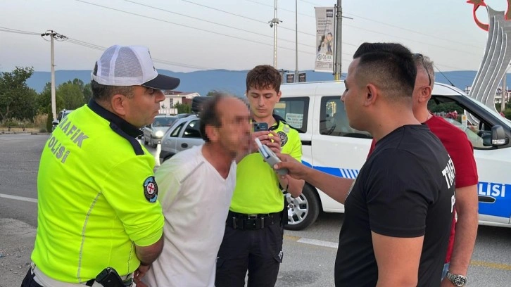 Yol kenarına tuvaletini yapan alkollü sürücü polise yakalandı