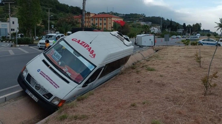 Yolcu minibüsüyle kamyonet çarpıştı: 9 yaralı