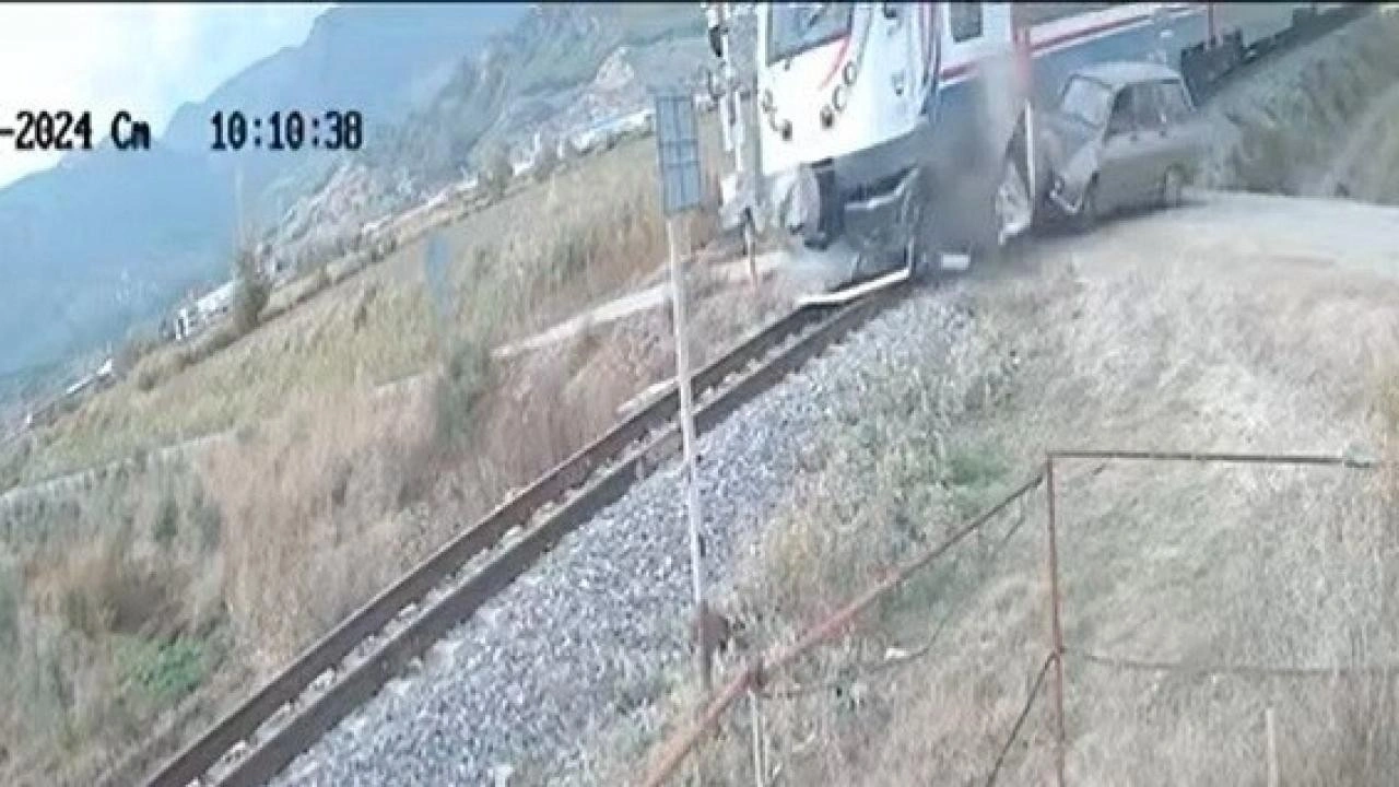 Yolcu treni ile otomobil çarpıştı