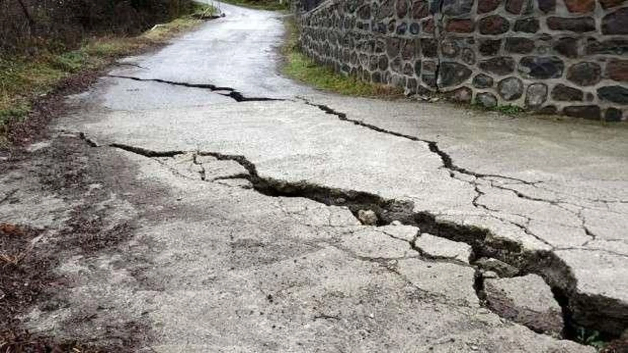 Yolda derin çatlaklar oluştu! Endişelendiren görüntü