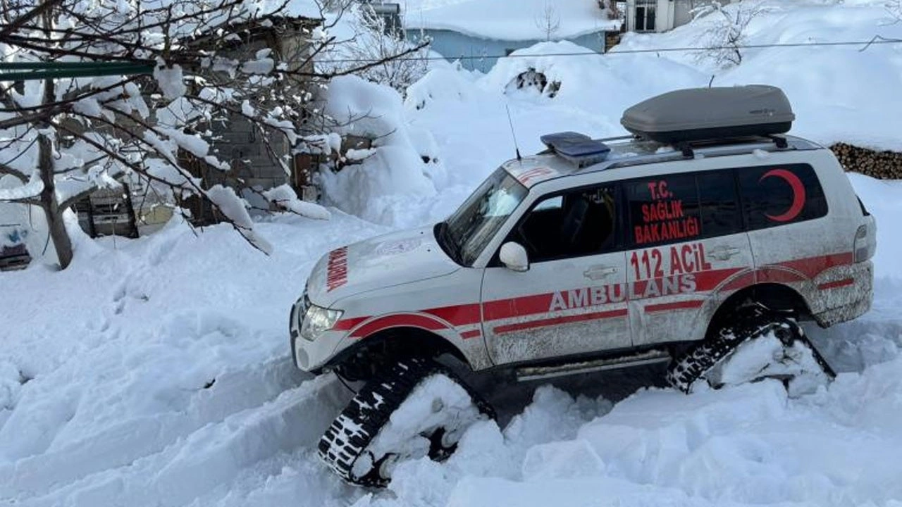 Yolu kardan kapanan köydeki hastaya paletli ambulansla ulaşıldı