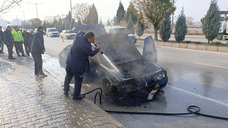 Yozgat'ta seyir halindeki otomobil alev aldı