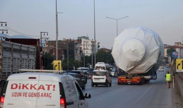 Yük taşıyan TIR şehri birbirine kattı: Elektrik telleri söküldü, trafik alt üst oldu