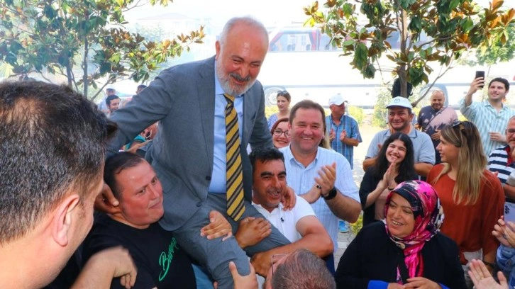 Yüksek zammı alan işçiler belediye başkanını omuzlarda taşıdı