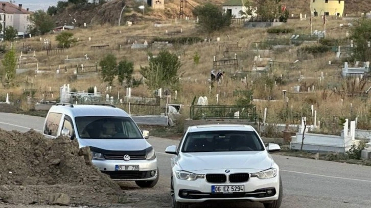 Yüksekova'da mezarlıkta yer kalmadı, mezarlar yola taştı