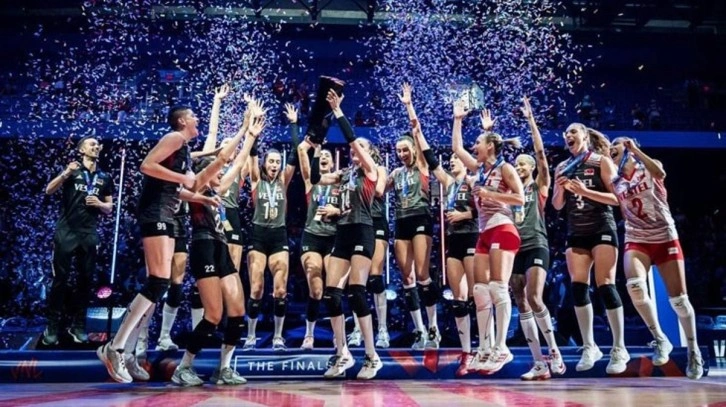 Yurda döndüler! Tarih yazan A Milli Kadın Voleybol Takımı'na çoşkulu karşılama