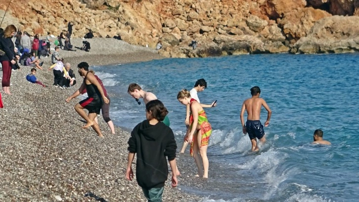 Yurdun dört bir yanında kar, Antalya’da yaz