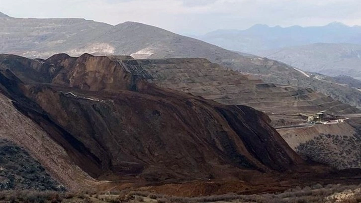 Yurt dışı programını yarıda kesen Yerlikaya ve Bayraktar, Erzincan'a gidiyor