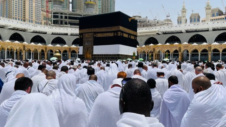 Yüz binlerce hacı adayı cuma namazını Mescid-i Haram'da kıldı