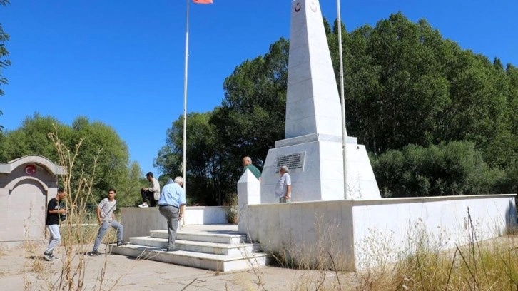 Zehirli iğne ile şehit edilen 40 asker anıldı