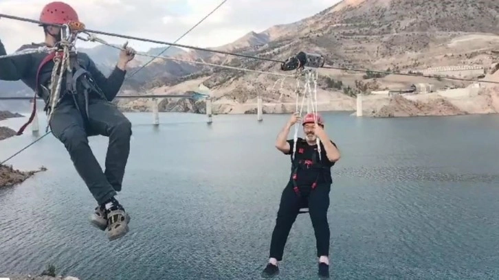 Zipline azizliği! Yusufeli Belediye Başkanı baraj gölü üzerinde mahsur kaldı