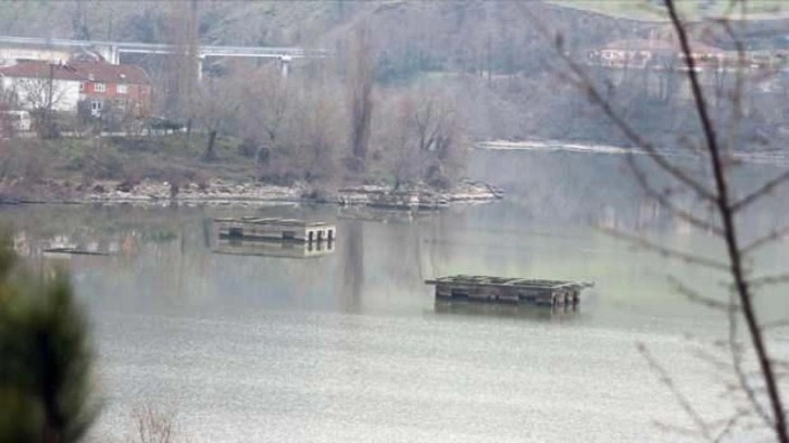 Zonguldak'ta suyu çekilen baraj havzasındaki yapılar ortaya çıktı