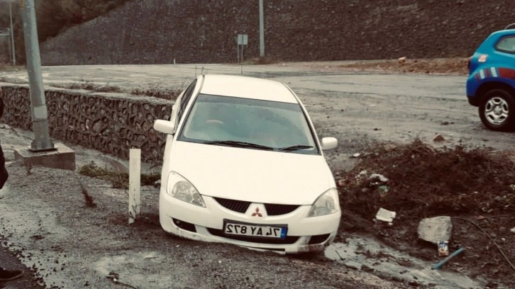 Zonguldak'ta yağış sebebiyle kontrolden çıkan araç kanala düştü