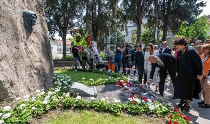 Zübeyde Hanım İzmir’de kabri başında anıldı