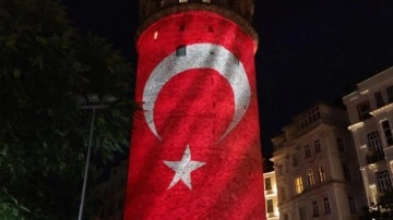 15 Temmuz şehitleri Galata Kulesi'ne yansıtıldı